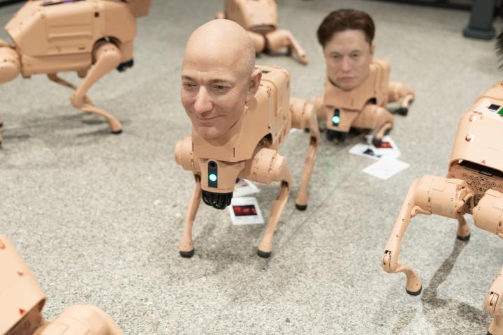 Un perro robot con el rostro de Jeff Bezos