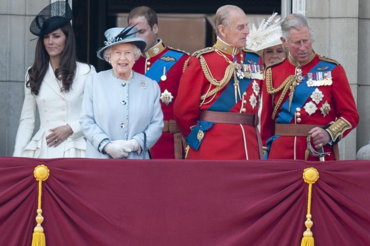 Kate Middleton, la reina Isabel II, el duque de Edimburgo y Carlos III en Trooping the Colour 2011