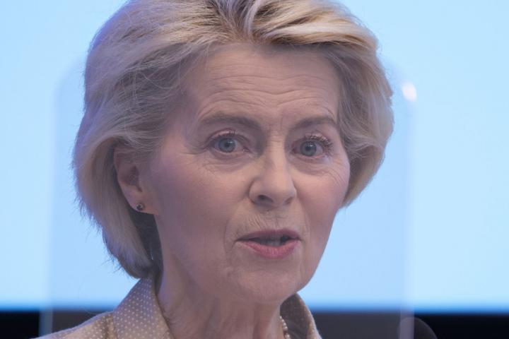 La presidenta de la Comisión Europea, Ursula von der Leyen, detrás de un marco de atril transparente
