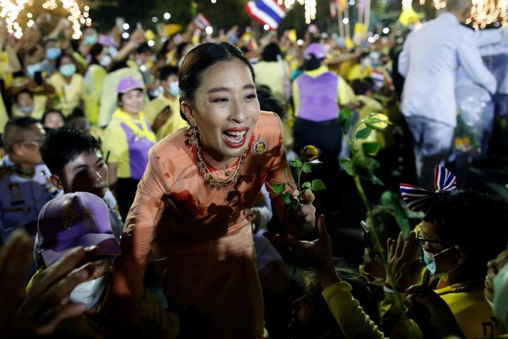 La princesa tailandesa Bajrakitiyabha saluda a los monárquicos en un acto frente al Gran Palacio en Bangkok (Tailandia), el 1 de noviembre de 2020.