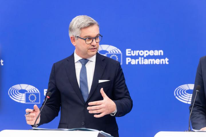 Magnus Brunner, el comisario europeo de Asuntos de Interior y Migración, comparece en el Europarlamento para hablar de retorno, en 11 de marzo de 2025, en Estrasburgo (Francia).