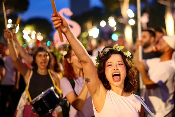 Manifestantes gritan contra un complejo turístico de lujo en una zona protegida, promovido por la familia Trump, en Tirana (Albania), el 11 de junio de 2026.