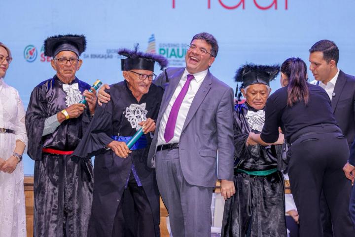 Severino Nascimento da Silva recibe el diploma de alfabetización