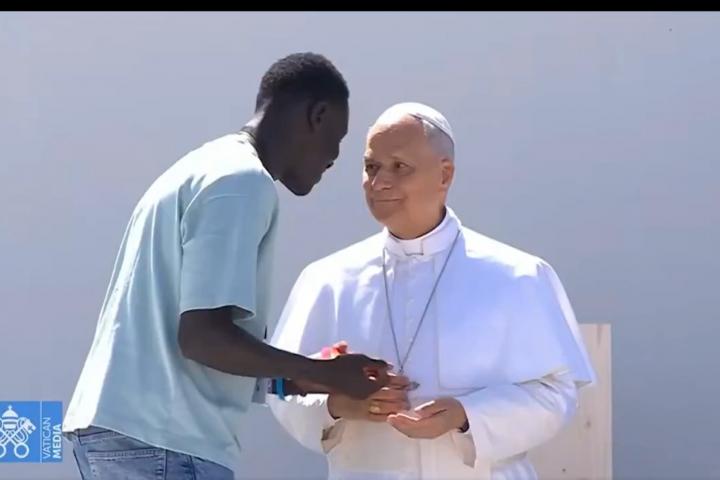 Un chico saluda al papa León XIV durante un encuentro con migrantes en La Laguna (Tenerife)