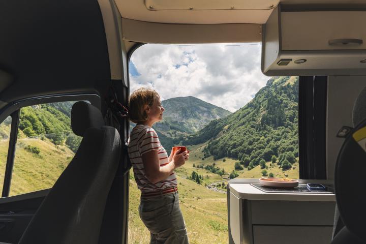 Una mujer, desayunando en su caravana, en una imagen de recurso en la parte española de los Pirineos