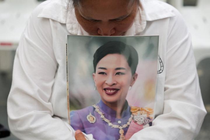 Una mujer sostiene una fotografía de la princesa Bajrakitiyabha de Tailandia tras el anuncio de su muerte, a las afueras del Hospital Rey Chulalongkorn en Bangkok, el 12 de junio de 2026.