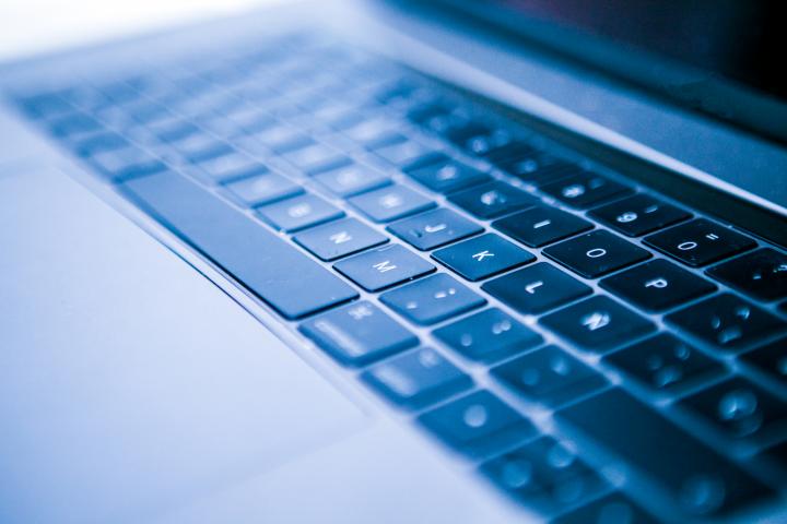 Teclado de computador.