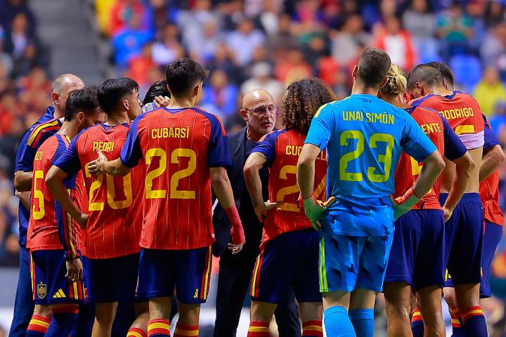 España, una piña, mientras Luis de la Fuente da indicaciones durante el amistoso con Perú