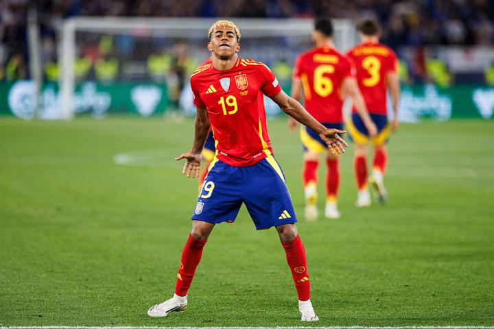 Lamine Yamal celebra un gol a Francia en la última Nations League