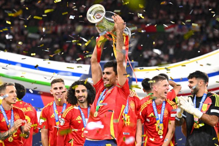Rodri alza la Eurocopa de 2024 tras ganar en la final a Inglaterra