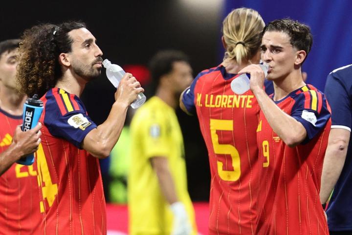 ATLANTA (United States), 15/06/2026.- Marc Cucurella (L) and Gavi (R) of Spain during the hydration break in the first half of the FIFA World Cup 2026 group stage match Spain vs Cabo Verde, in Atlanta, USA, 15 June 2026. (España) EFE/EPA/RONALD WITTEK