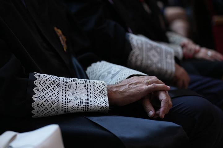 Detalle de las togas de los jueces durante la ceremonia de investidura como decanos del Colegio de Abogados de Barcelona (ICAB), el 4 de julio de 2025.