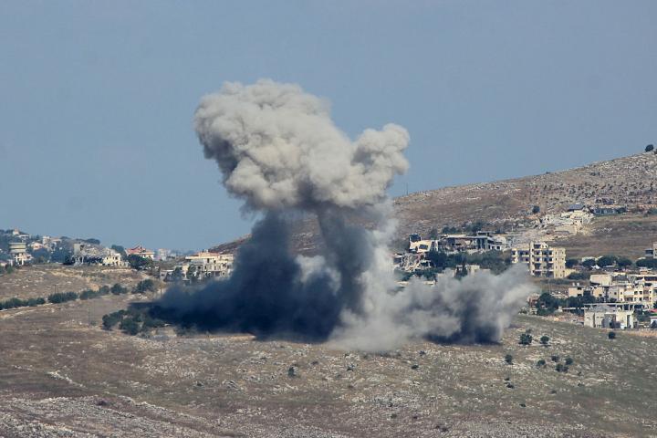 El humo se eleva tras un ataque de Israel cerca de la aldea de Kfar Tebnit en Nabatieh, (Líbano), a pesar del alto el fuego temporal, el 12 de junio de 2026.