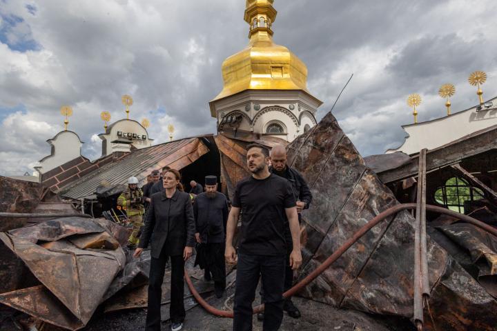 El presidente de Ucrania, Volodimir Zelenski, y la primera ministra ucraniana, Yulia Svyrydenko, visitan la Catedral de la Dormición el 15 de junio de 2026, tras un ataque ruso.
