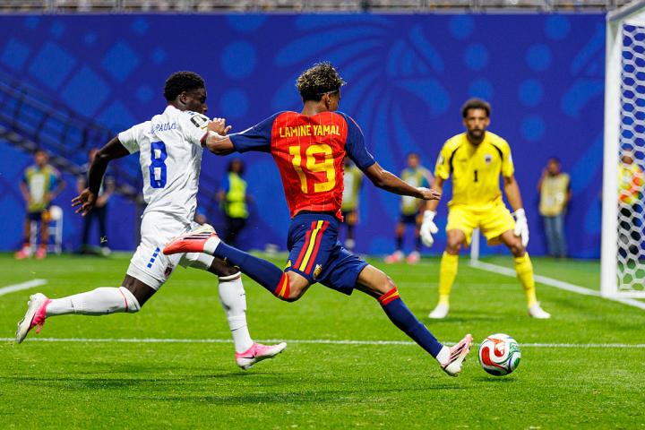 Lamine Yamal encara a Vozinho, el héroe del partido.