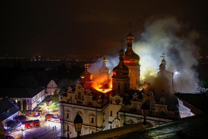Los bomberos trabajan para extinguir un incendio en la Catedral de la Dormición de Kiev, alcanzada durante ataques con misiles y drones rusos en la noche del 14 de junio de 2026.