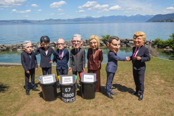 Protesta de Oxfam en Ginebra (Suiza), ante la reunión del G7 que comienza hoy en Evian (Francia).