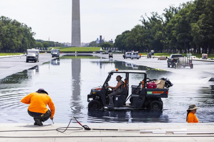 Trabajadores en el estanque reflectante del Monumento a Abraham Lincoln