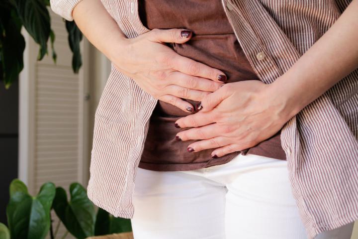 Una mujer sufriendo dolores derivados de endometriosis