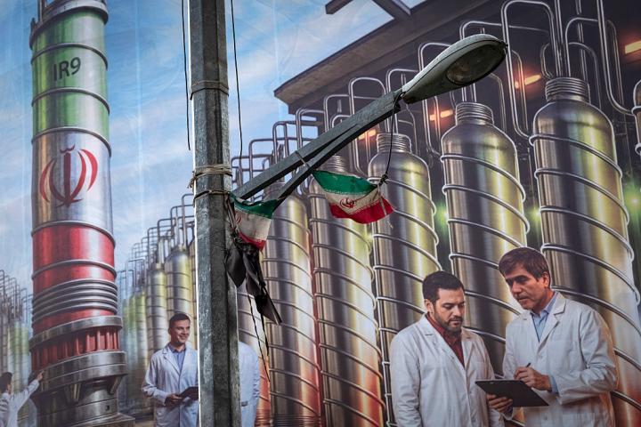 Una pancarta muestra en un edificio oficial de Teherán a científicos muertos en un ataque a la planta nuclear de Natanz, con una inscripción en persa que reza "La ciencia es poder", el 28 de agosto de 2025.