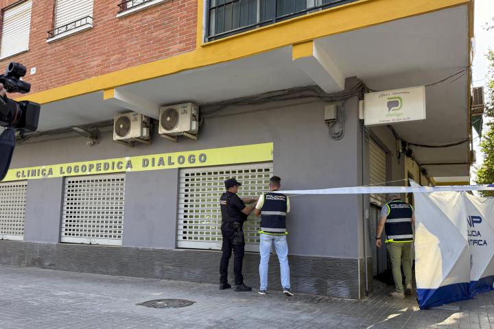 Agentes de la Policía Nacional proceden a registrar la clínica donde fue asesinado un logopeda por el padre de uno de sus pacientes, el 16 de junio de 2026.