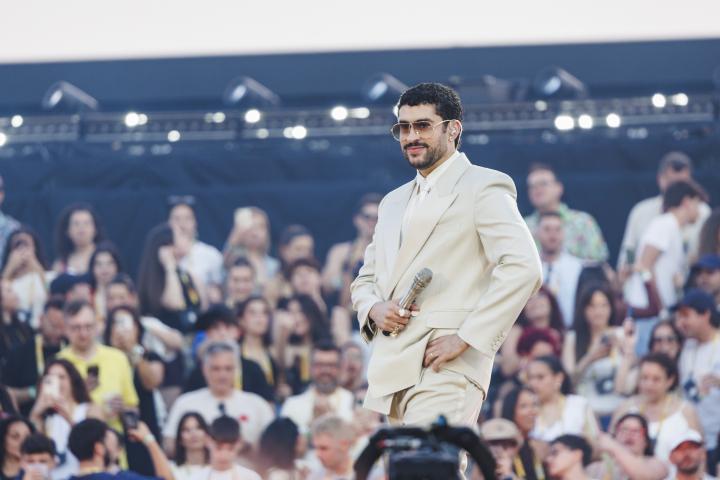 Bad Bunny durante su gira 'DeBI TiRAR MaS FOToS' en el Estadi Olimpic Lluis Companys de Barcelona. / Xavi Torrent