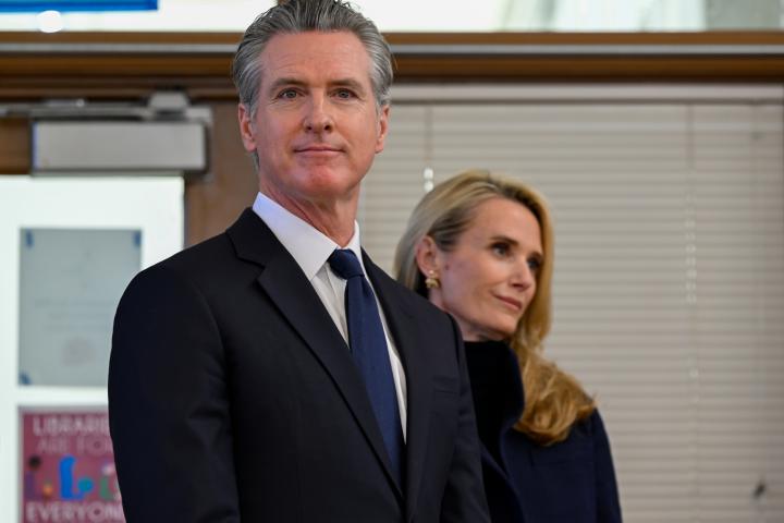 El gobernador de California, el demócrata Gavin Newsom, junto a la cineasta, activista feminista y esposa, Jennifer Siebel; en una imagen de archivo.