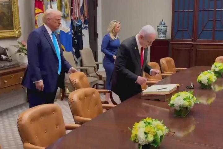 El momento viral en el que el presidente Trump le acomoda el sillón a su homólogo israelí durante una visita a la Casa Blanca.