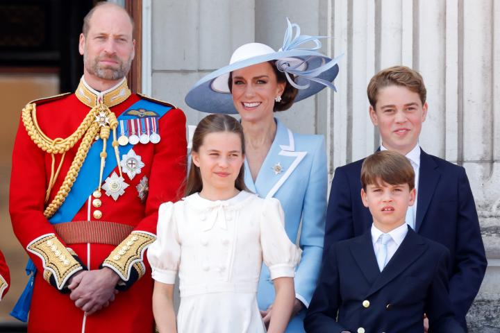 El príncipe Guillermo y Kate Middleton y sus hijos George, Charlotte y Louis en el balcón de Buckingham Palace en Trooping the Colour