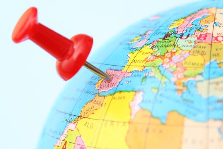 España, señalada en un globo terráqueo