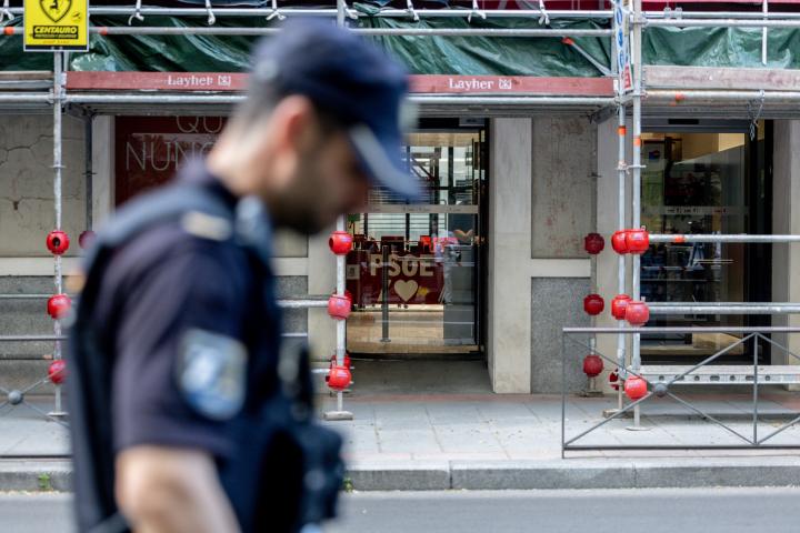 Imagen de archivo de una de las personaciones de la UCO de la Guardia Civil en la sede nacional del PSOE, en la calle Ferraz.