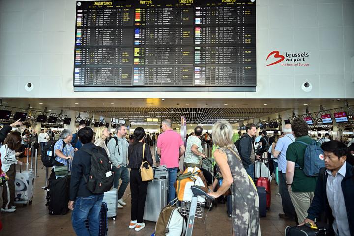 Pasajeros buscan información de sus vuelos en el aeropuerto de Zaventem (Bruselas), tras un ciberataque que afectó a la facturación y el embarque, el 20 de septiembre de 2025.