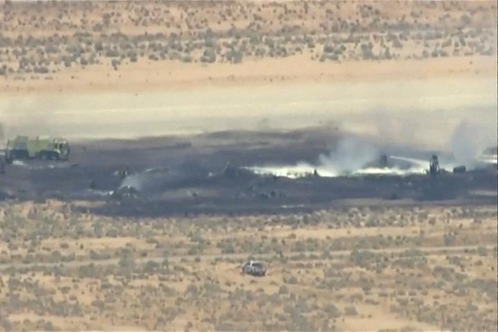Sale humo de una zona ennegrecida de la Base Aérea Edwards tras el accidente de un bombardero B-52 de la Fuerza Aérea de EEUU en California, el 15 de junio de 2026.