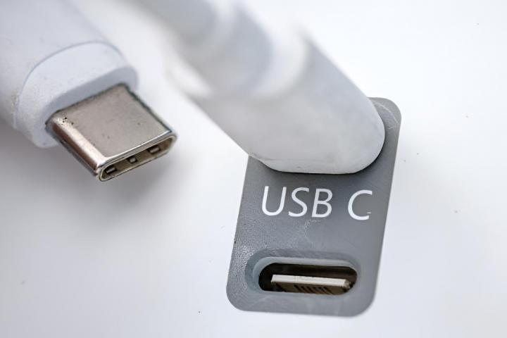 Un cable USB-C conectado a un puerto