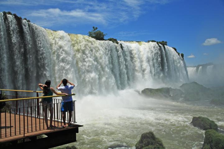Unos turistas, en las cataratas de Iguazú.