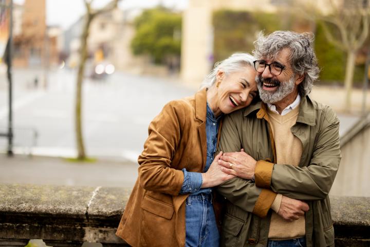 Adultos mayores riéndose.