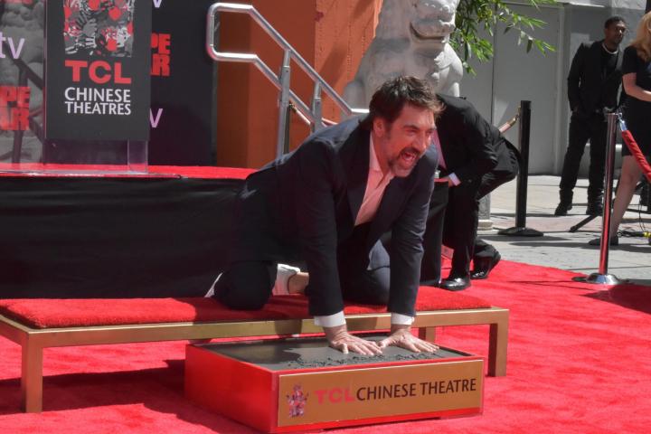 El actor español Javier Bardem toma las huellas de sus manos durante una ceremonia en el TCL Chinese Theatre de Los Ángeles (EEUU), el 16 de junio de 2026.