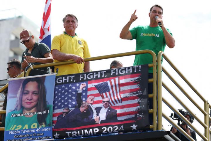 El expresidente brasileño Jair Bolsonaro y su hijo Flavio en un mitin en la playa de Copacabana, el 16 de marzo de 2025, en Río de Janeiro.