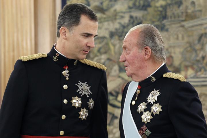 El rey Felipe VI y el rey Juan Carlos I en la imposición del fajín de Capitán General en la proclamación de Felipe VI