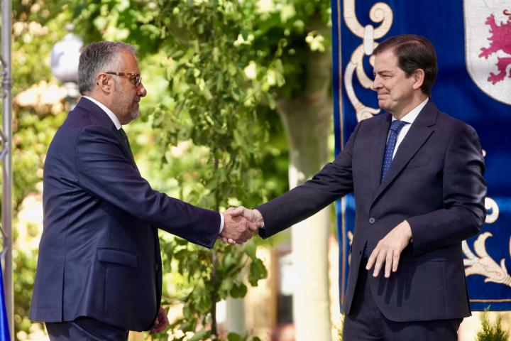 El vicepresidente de la Junta de Castilla y León, Carlos Pollán (Vox), y el presidente, Alfonso Fernández Mañueco (PP).