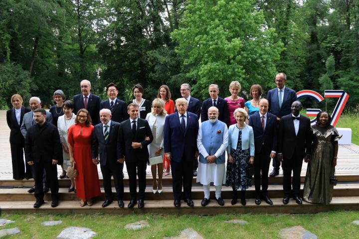 Foto de familia de los miembros del G7 y sus invitados, en la localidad alpina de Evian, al este de Francia, el 16 de junio de 2026.