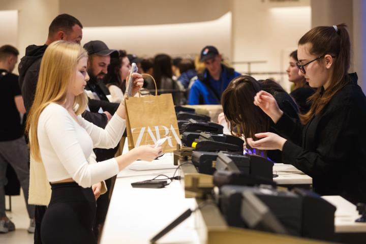 Dependientas de Zara en una tienda