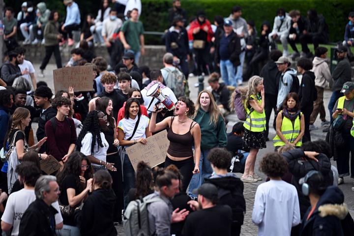Manifestantes protestan contra las reformas nacionales previstas para el sector educativo en Bruselas, (Bélgica), el 8 de junio de 2026.