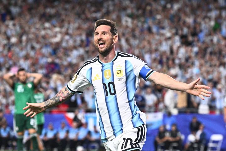 Messi celebra uno de sus tres goles frente a Argelia