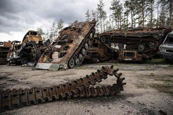 Tanque ruso abandonado y destrozado tras la retirada de Rusia de una ciudad previamente ocupada en Ucrania