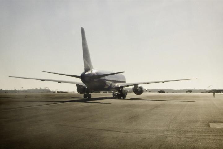 Un avión, en la pista de despegue.