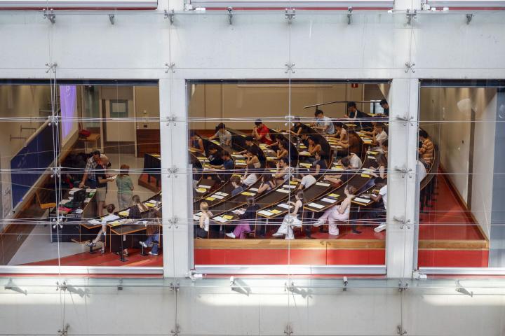 Un grupo de jóvenes realiza la Prueba de Acceso a la Universidad en Barcelona.