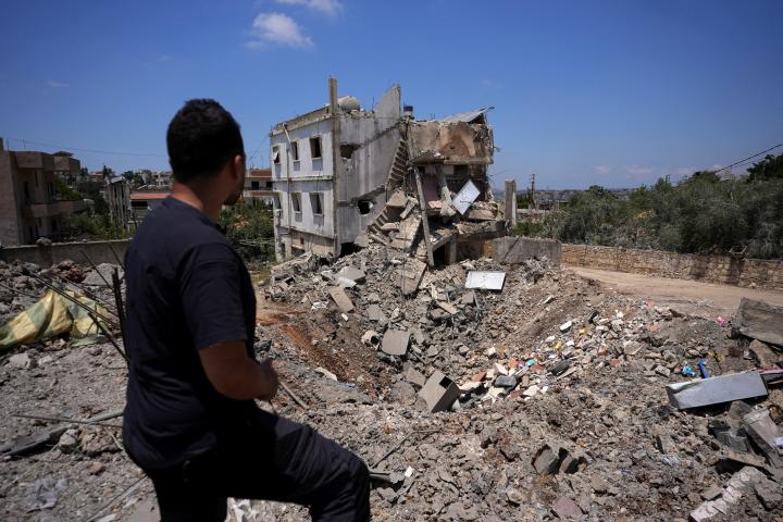Un hombre observa el lugar de un ataque israelí en Kfar Sir, en el distrito de Nabatieh, (Líbano), el 16 de junio de 2026, tras el anuncio de un acuerdo entre EEUU e Irán.