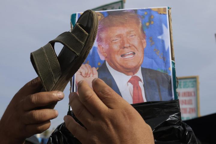 Un simpatizante hutí apunta con su sandalia a un póster del presidente de EEUU, Donald Trump, en Saná (Yemen), el 16 de junio de 2026. En el mundo árabe, es un insulto de peso.
