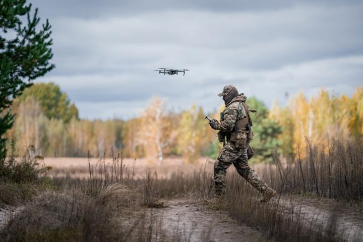 Un soldado ucraniano controlando un dron